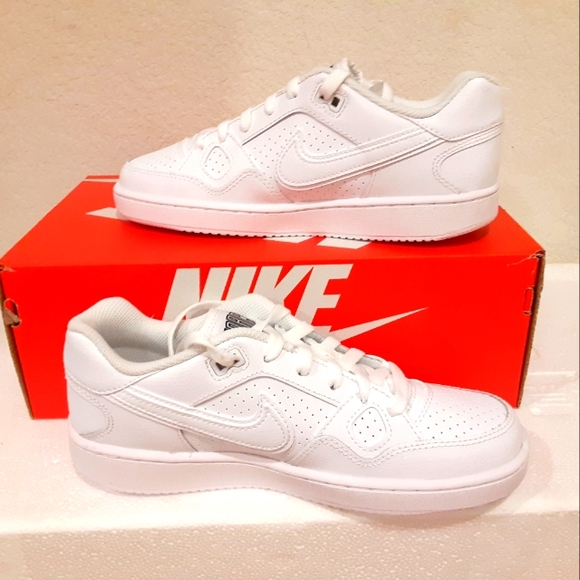 Nike - Picture 2 of 4